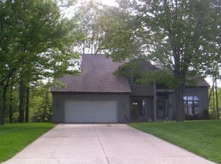 1835 Lake Circle Dr E, Saginaw, MI 48609