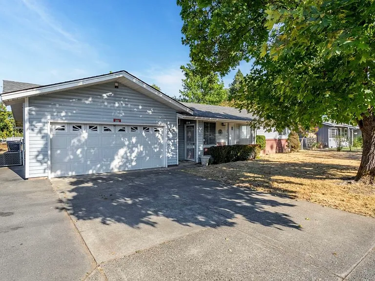 905 SE Fern St — Photo 1