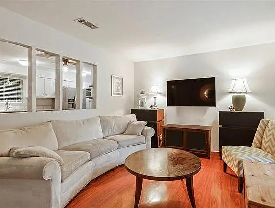 322 Wylie Dr — Photo 2