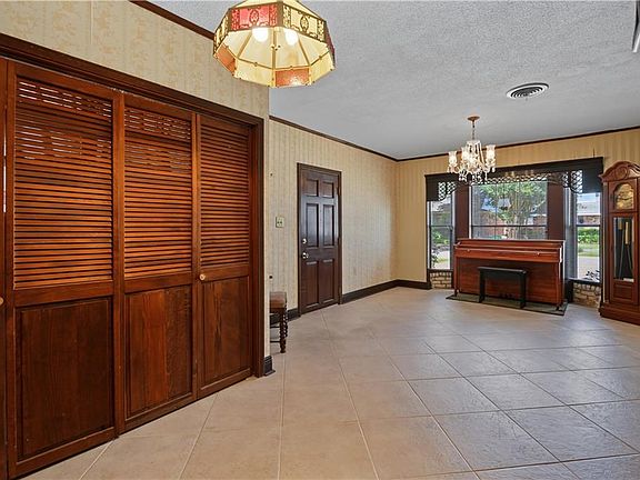 4th image of 2208 Kathleen Dr