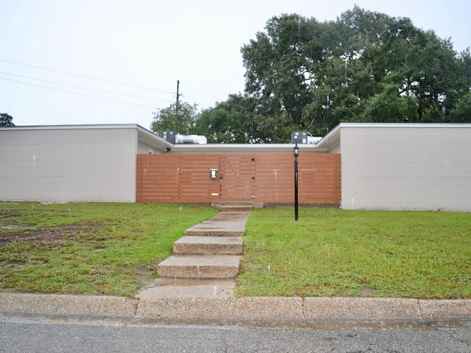 1st image of 4 Woodglen Dr