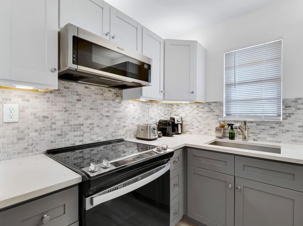 9233 SW 8th St APT 305
