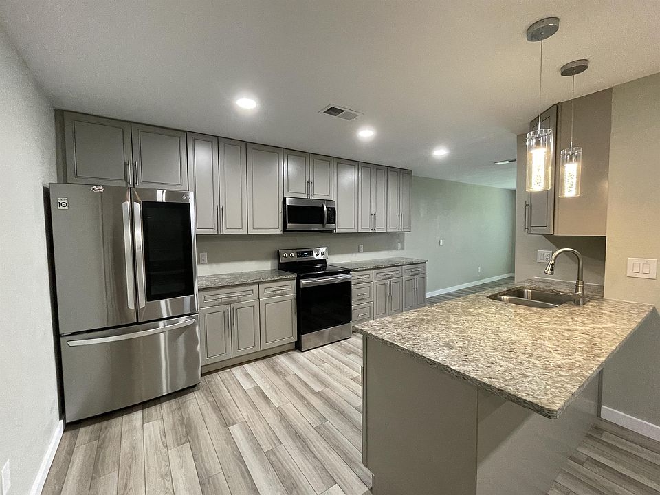 1st image of 4818 Oak Knoll Cir