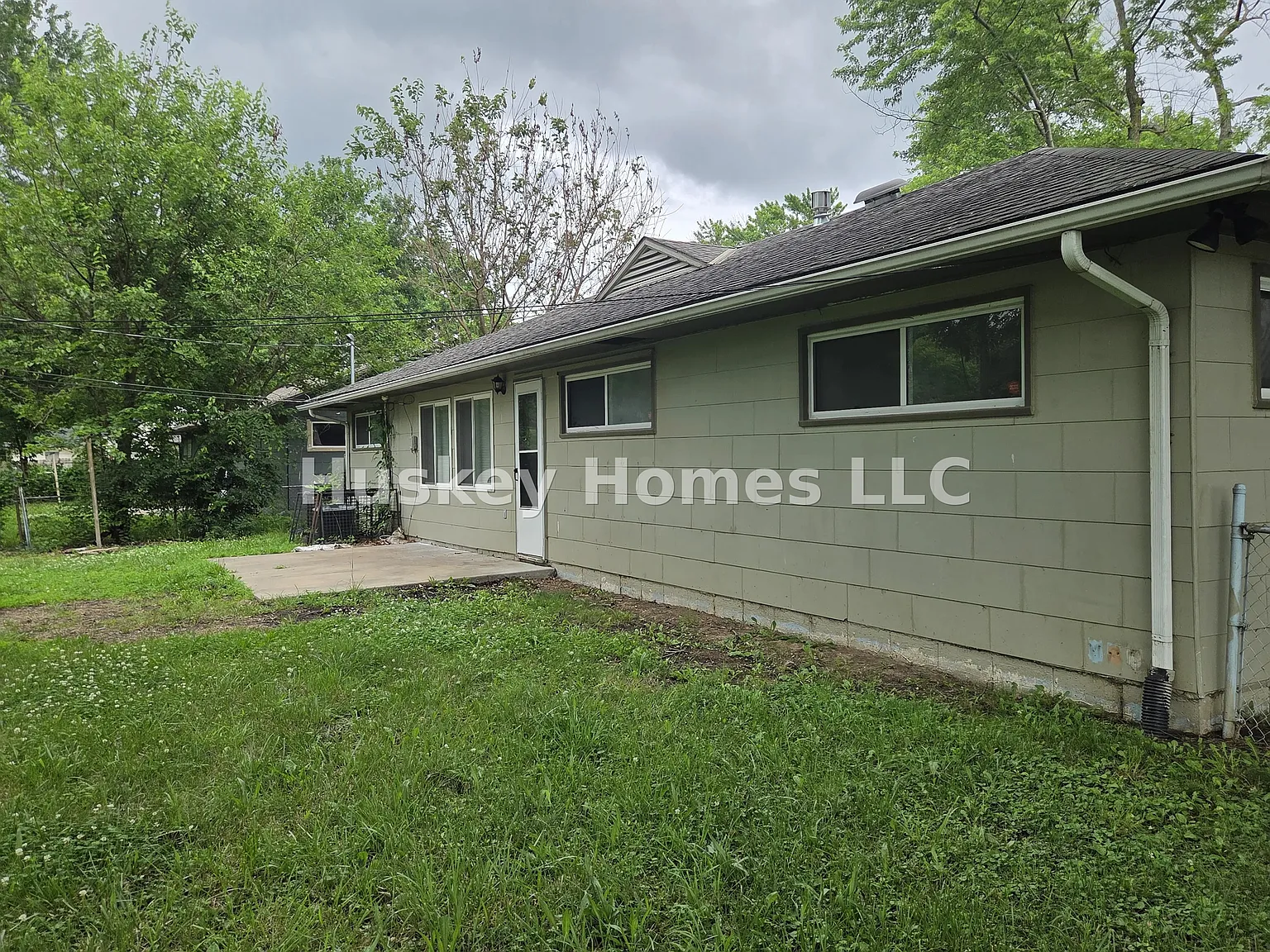 Spacious 4BD/2BA Ranch | Fenced Yard | HAKC Welcome | 64134 — Photo 3