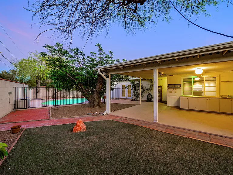 2827 E La Cienega Pl — Photo 38