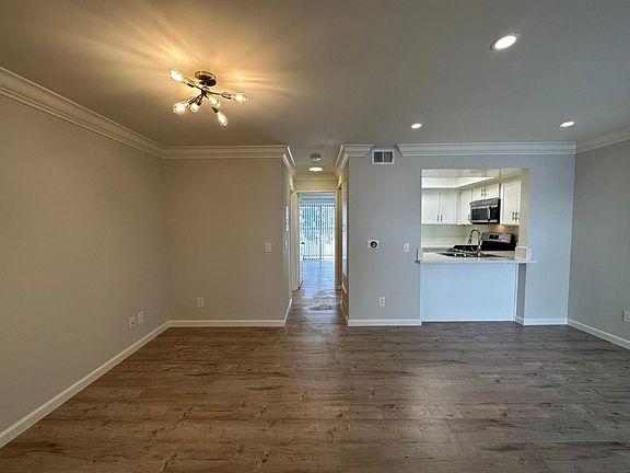 4th image of 2250 N Niagara St #101