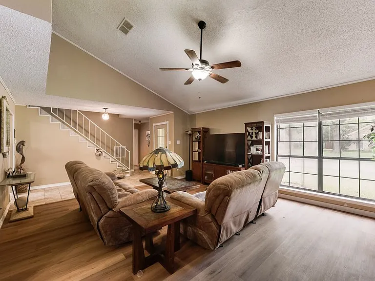1022 Melissa Ln — Photo 3