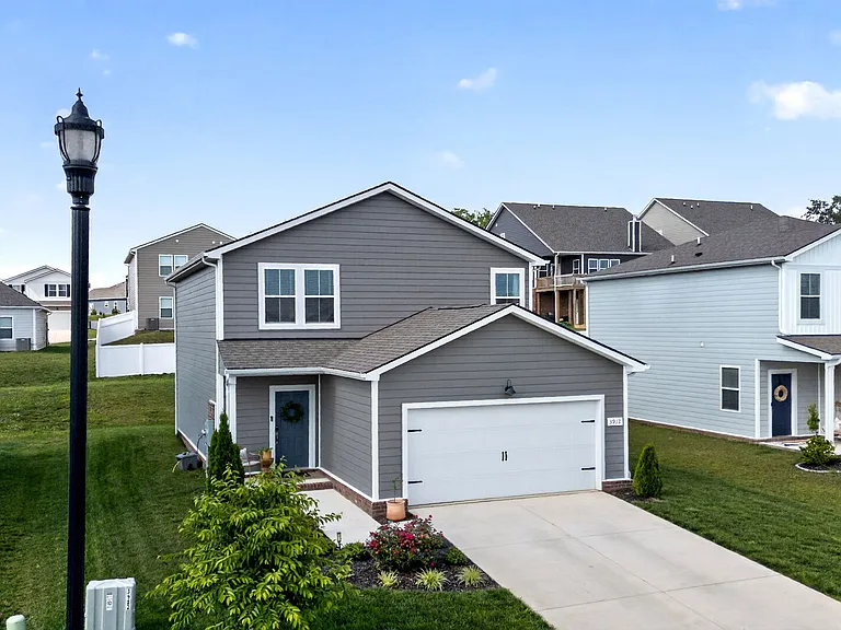 3912 Sadie St — Photo 2