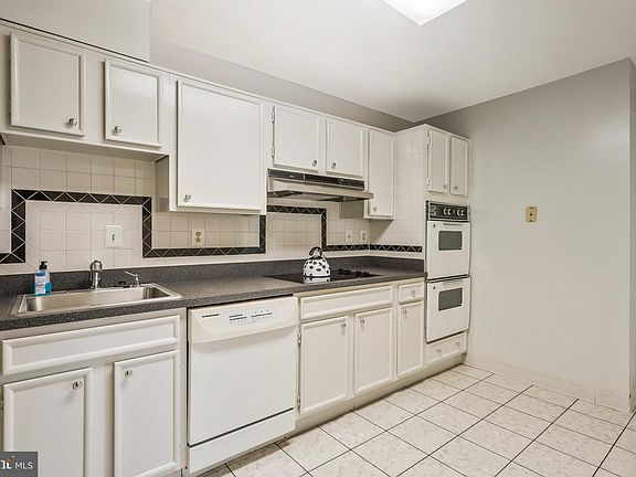 2nd image of 205 Yoakum Pkwy Unit 1820