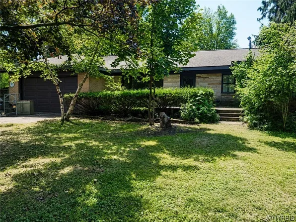 2963 Cloverbank Rd, Hamburg, NY 14075