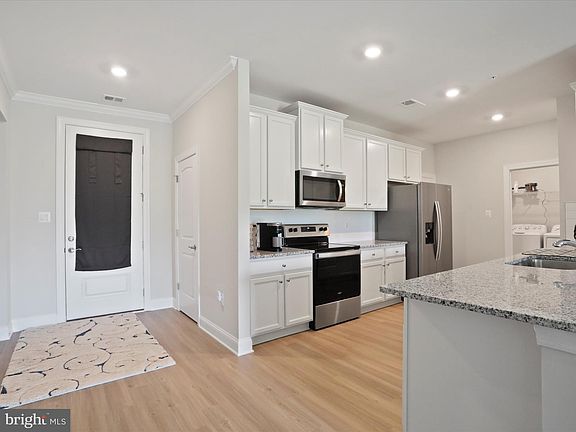 3rd image of 10118 Amelia Ct
