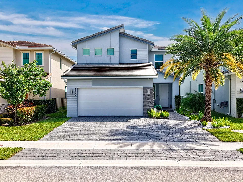 4228 Veleiros Ave