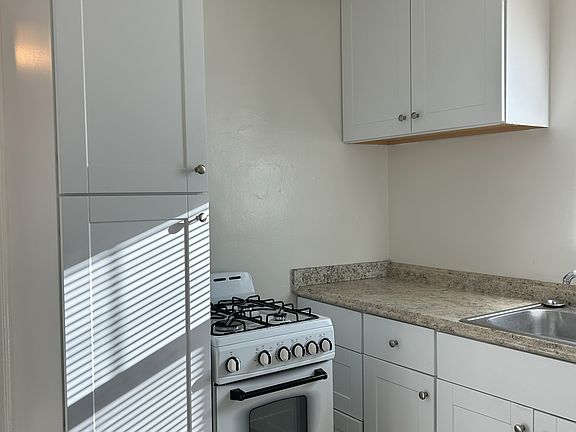 5th image of 5028 Santa Cruz Ave