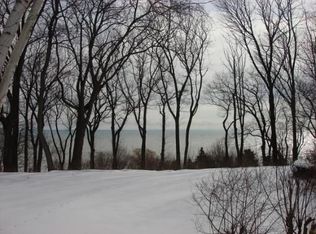 1820 E Fox Ln, Fox Pt, WI 53217