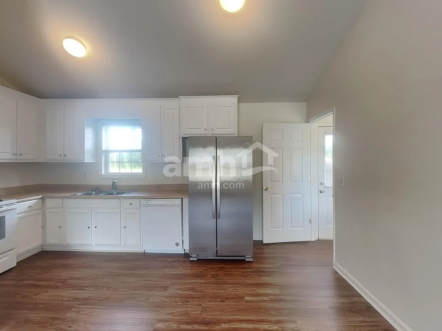 3 bed, 2.0 bath, 1290 sqft, $1,655 — Photo 4