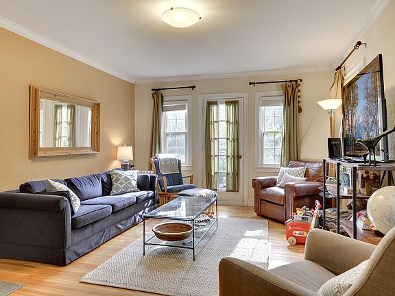 3rd image of 3016 James Ave S APT 101