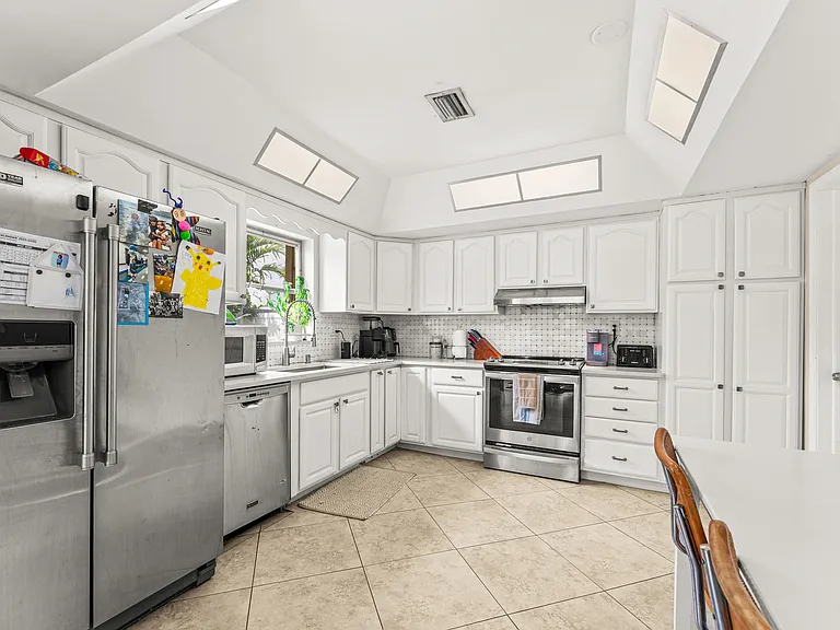 1270 SW 8th St — Photo 10