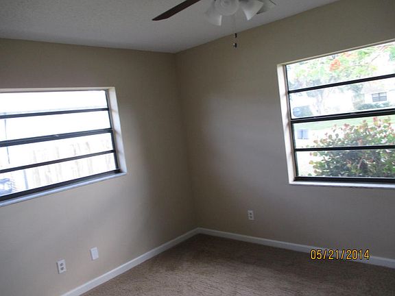 4th image of 301 NE Greenbrier Ave