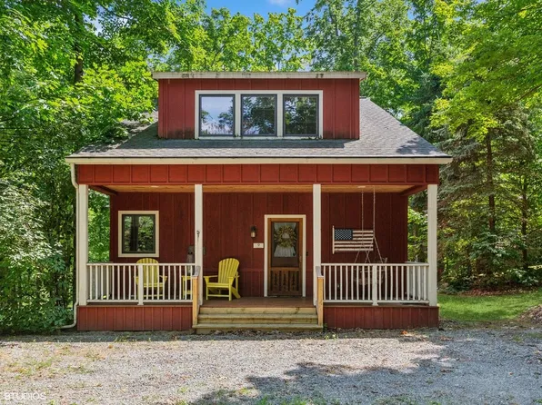 9 Orchard Ln, Buchanan, MI 49107