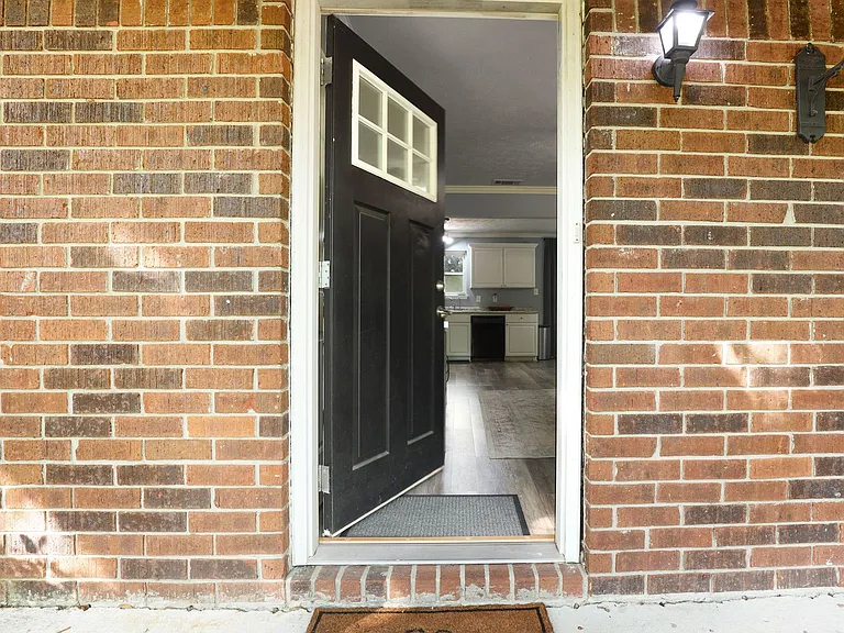 226 Larchmont Dr — Photo 8