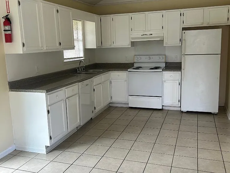 1120 Leigh St — Photo 2