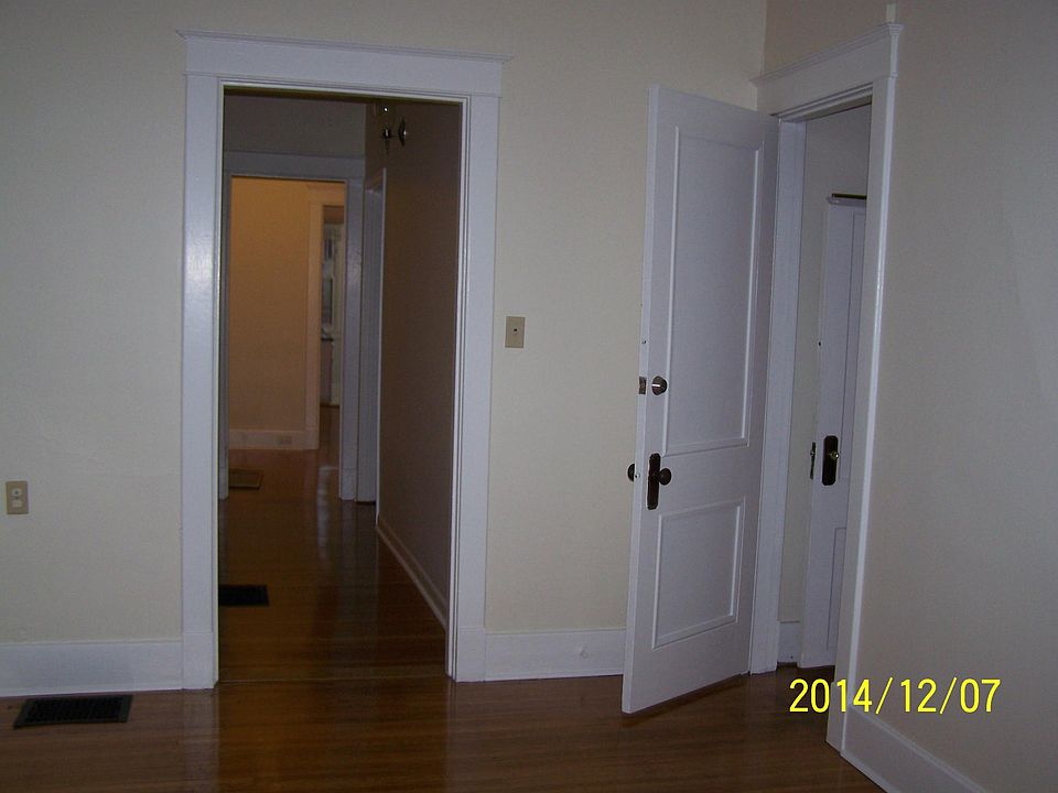 Apt Entry Door to L/R and hall
