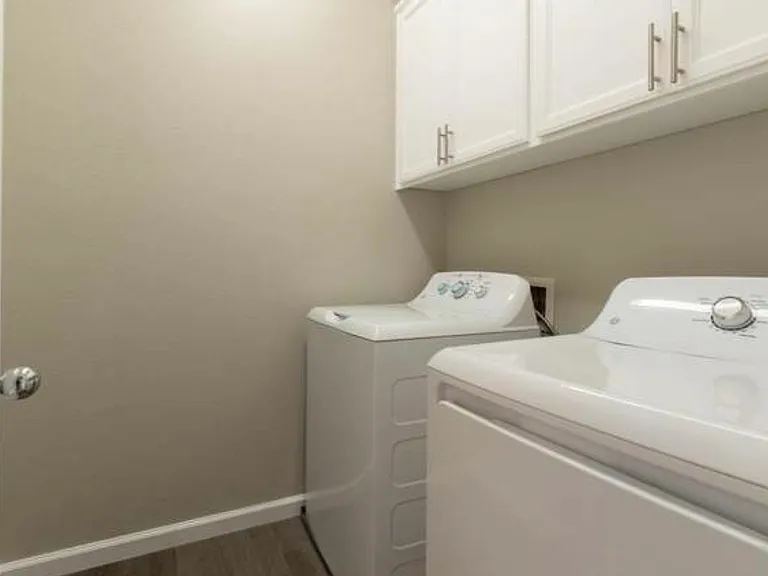 568 Engle Ct — Photo 10