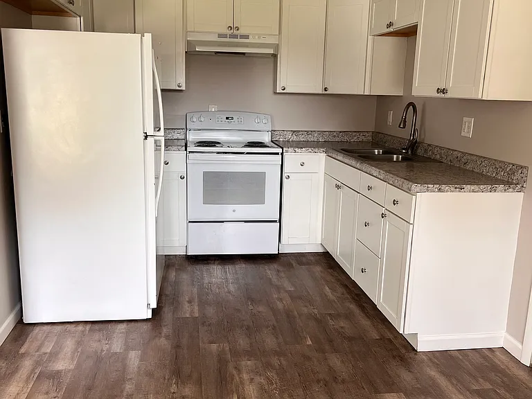1303 Holly Ave — Photo 2