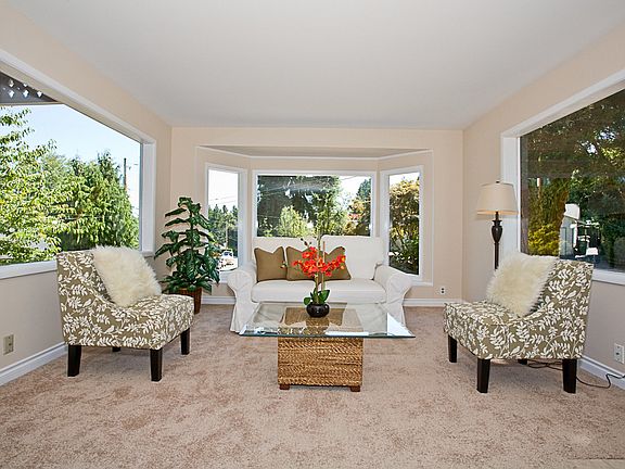 Living room w/ bay window