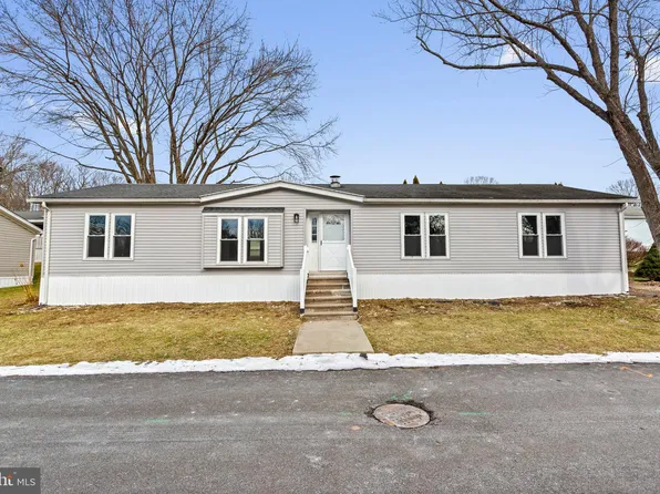 921 Lakeview Dr, Green Lane, PA 18054