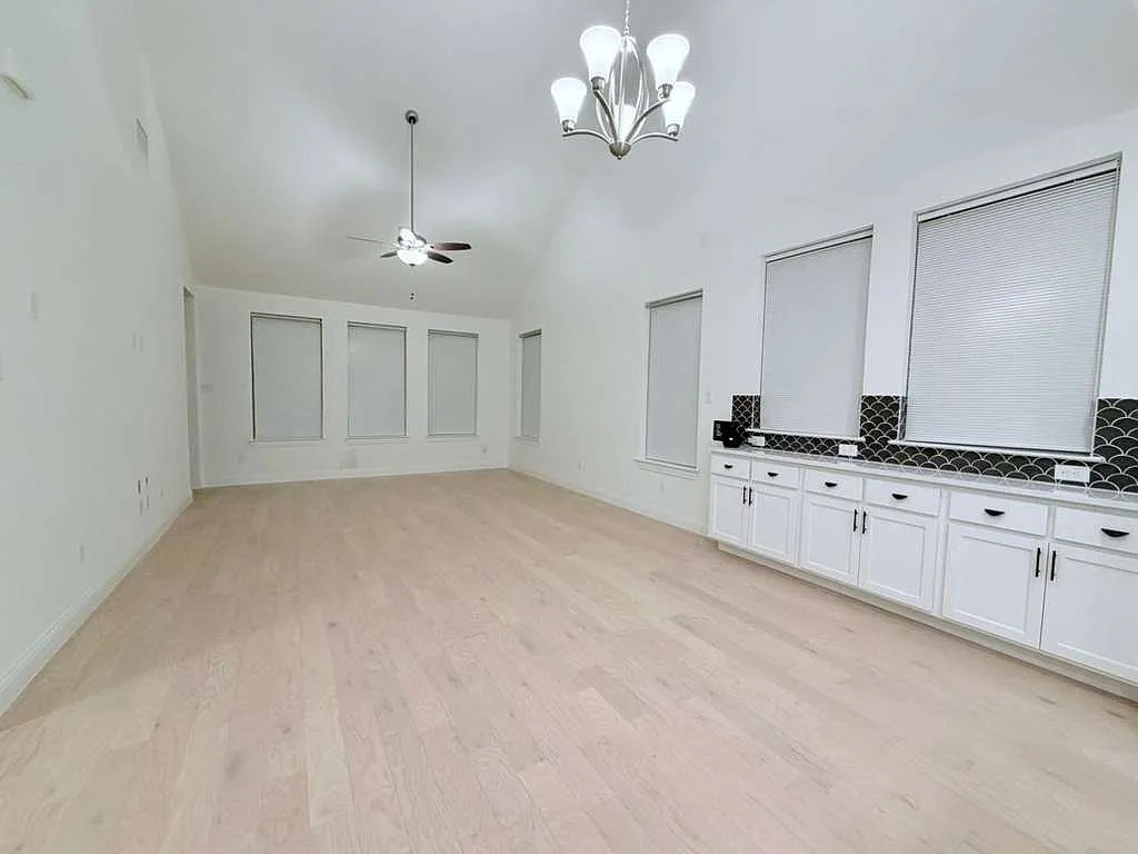 4 bed, 2650 sqft, $3,200 — Photo 4