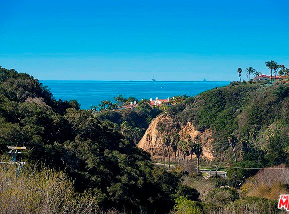 3rd image of 2538 Cliff Dr