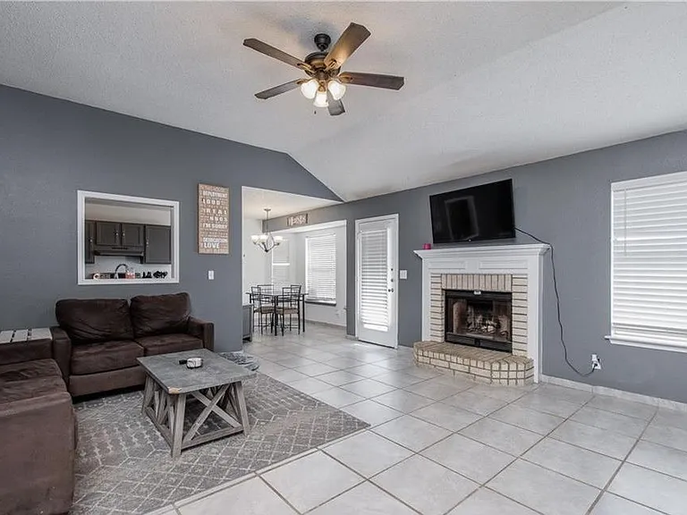 1410 Windsor Cir — Photo 2