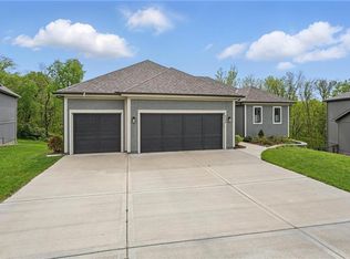6395 Sioux Dr, Parkville, MO 64152