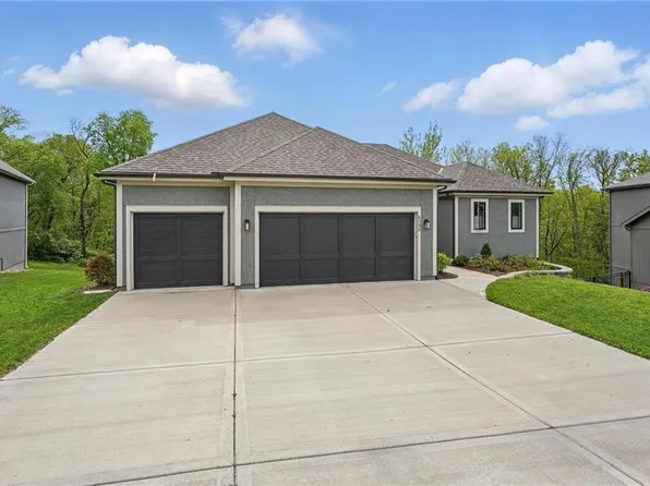6395 Sioux Dr, Parkville, MO 64152