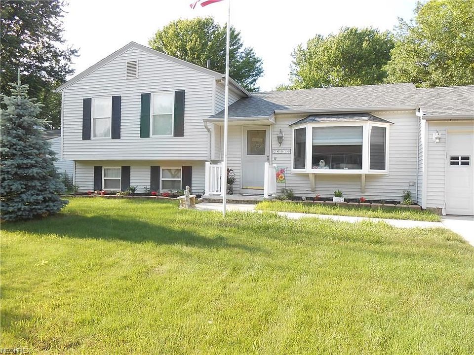 1st image of 26916 Oxford Park Ln
