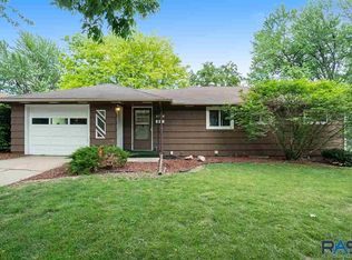 2108 S Crestwood Rd, Sioux Falls, SD 57105