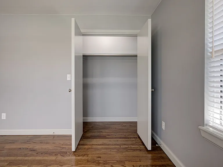 3rd bed double door closet