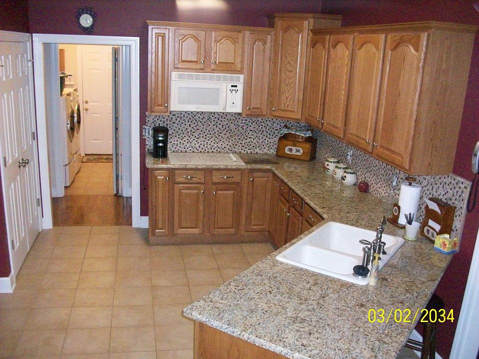 KITCHEN WITH GRANITE