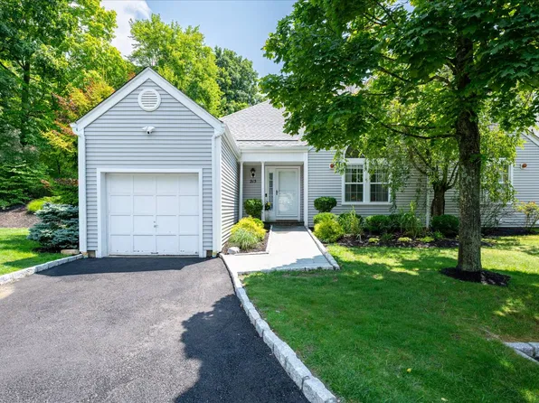 215 Sandpiper Ct, Yorktown Heights, NY 10598
