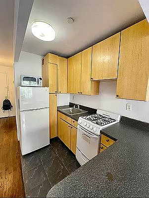 5th image of 530 W 47th St APT 3C