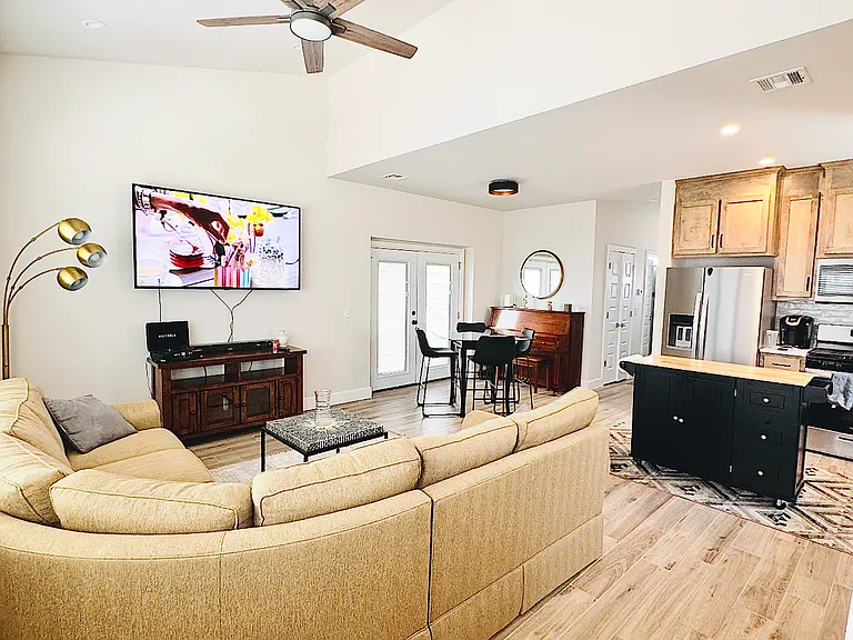 2721 N Walnut Ave — Photo 5