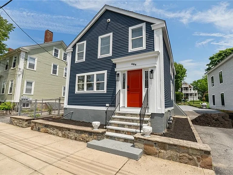 484 Thames St — Photo 1