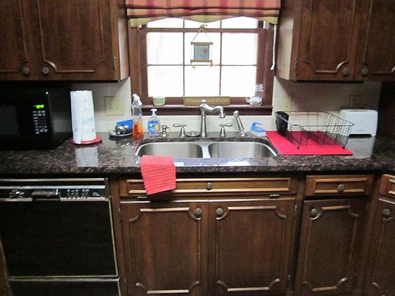 3rd image of 102 Oak Ln