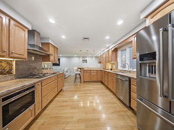 3rd image of 329 Orchard St