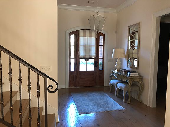 Foyer stairwell goes up to o