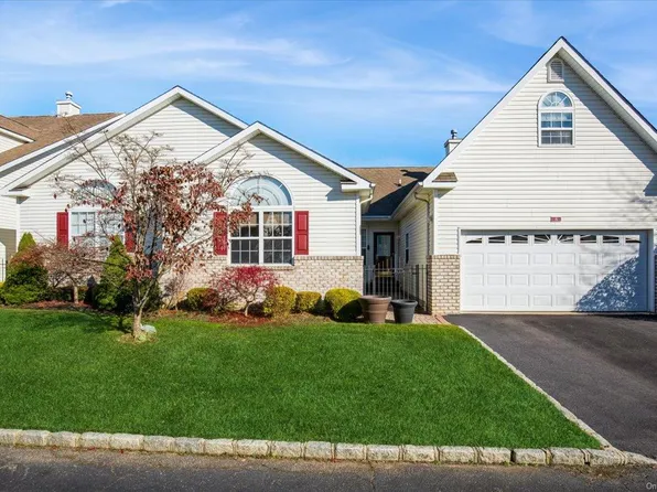 8 Constantine Way #1, Mount Sinai, NY 11766