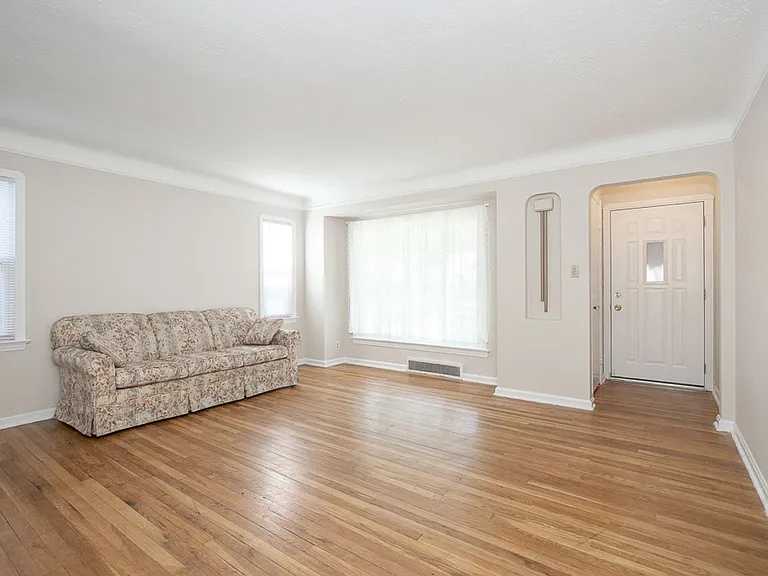 8310 Salisbury Dr — Photo 3