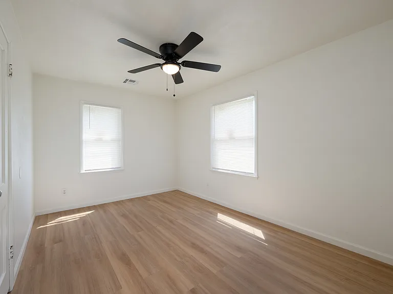 511 E Grumman Dr — Photo 10