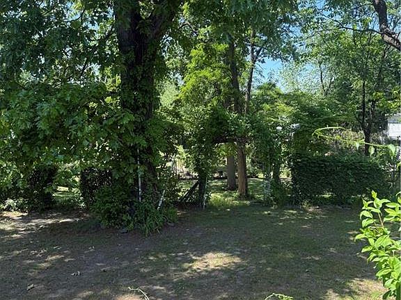 4th image of 636 Holmdel Rd